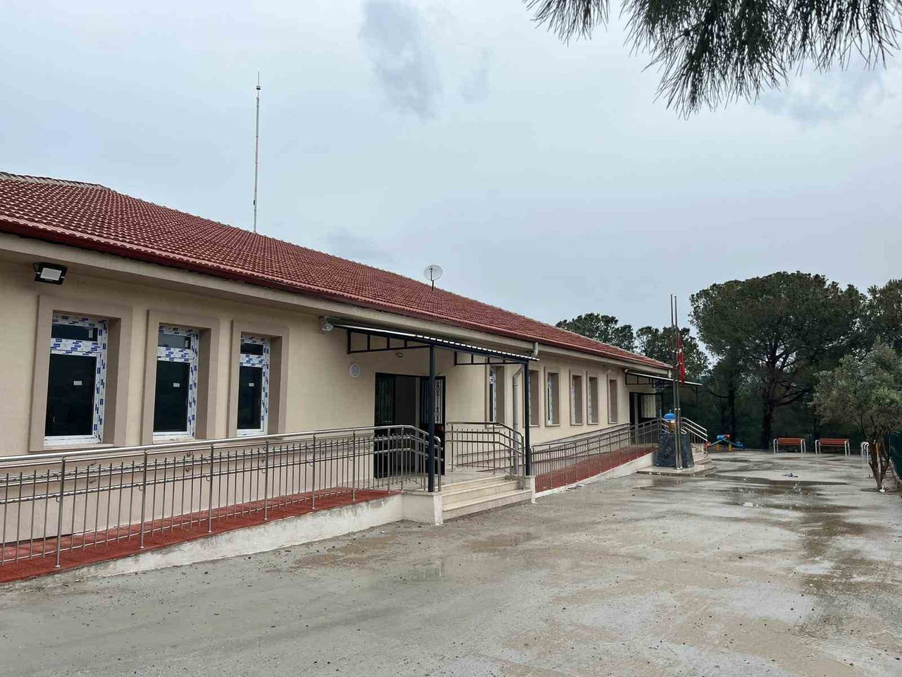 MANİSA’NIN SARIGÖL İLÇESİNE BAĞLI YENİKÖY MAHALLESİ’NDE YAPIMI UZUN SÜREDİR DEVAM EDEN ŞEHİT...