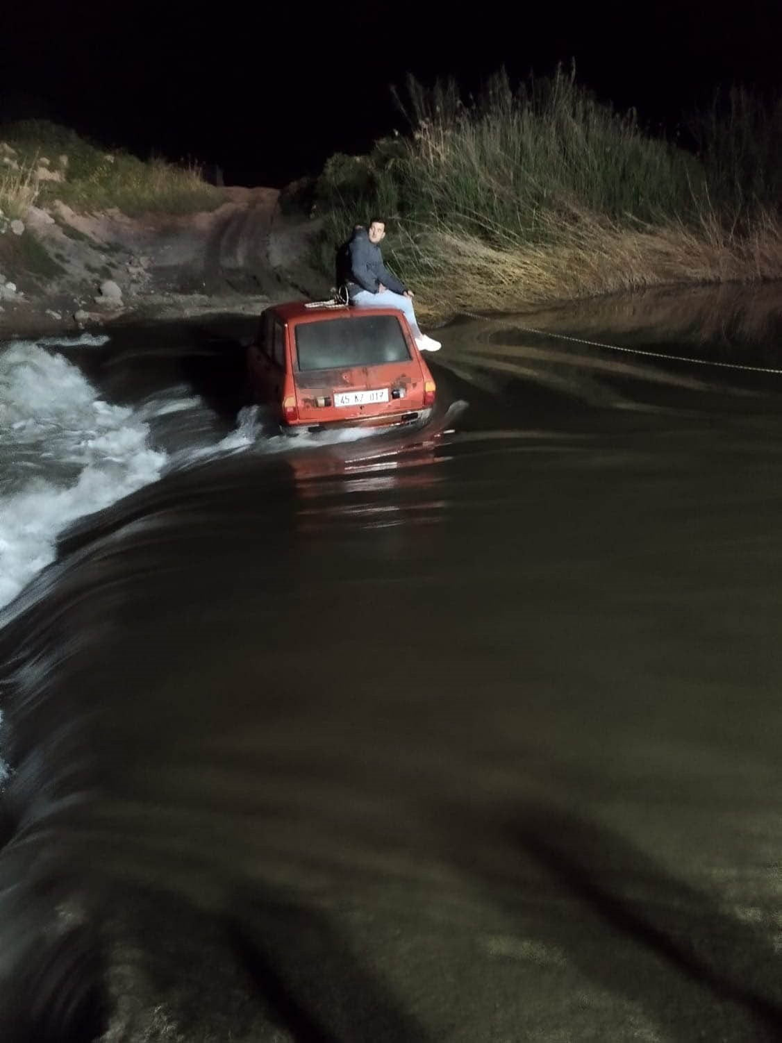 MANİSA’NIN SARUHANLI İLÇESİNDE, DÜN GECE SAATLERİNDE KUMÇAY IRMAĞI’NDAN OTOMOBİLLE GEÇMEYE...