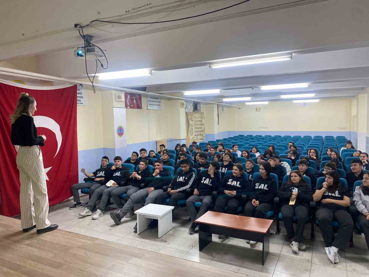 MANİSA’NIN SELENDİ İLÇESİNDE DÖRT LİSEDE YAKLAŞIK 350 ÖĞRENCİYE YÖNELİK DÜZENLENEN YAPAY ZEKÂ...