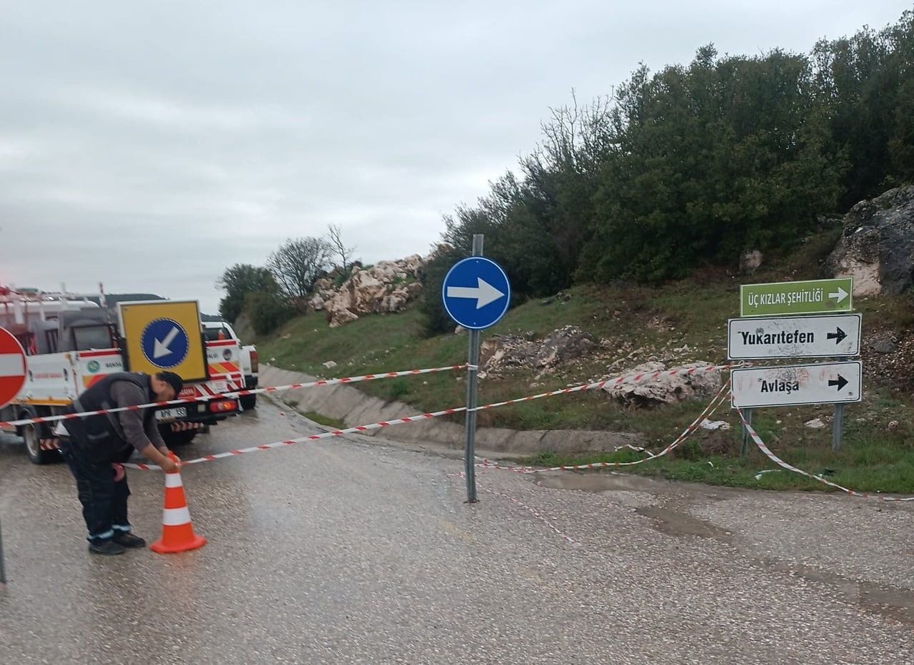 MANİSA’NIN SELENDİ İLÇESİNDE DÜN KONTROLLÜ OLARAK AÇILAN SELENDİ-KULA YOLU, YENİ ÇÖKME VE TOPRAK...
