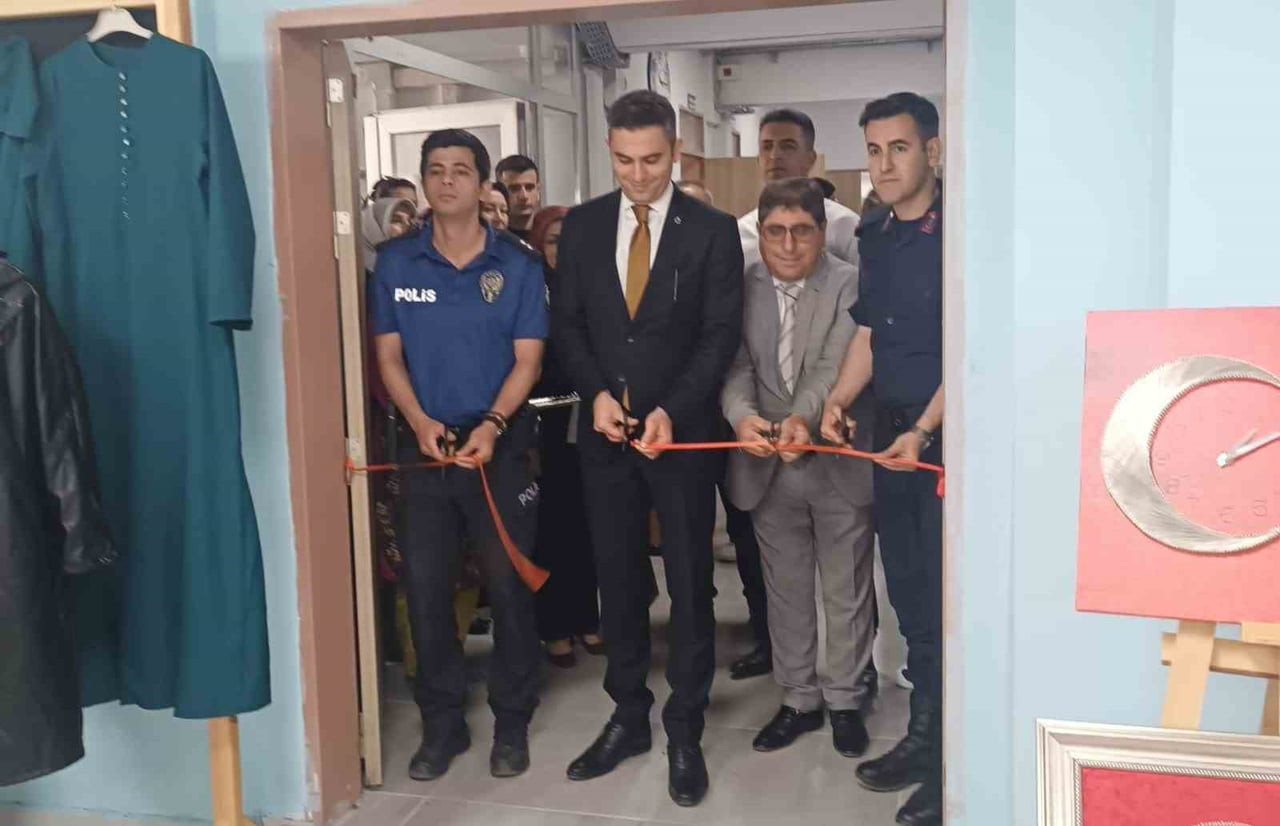 MANİSA’NIN SELENDİ İLÇESİNDE HAYAT BOYU ÖĞRENME HAFTASI KAPSAMINDA AÇILAN YIL SONU SERGİSİNDE...