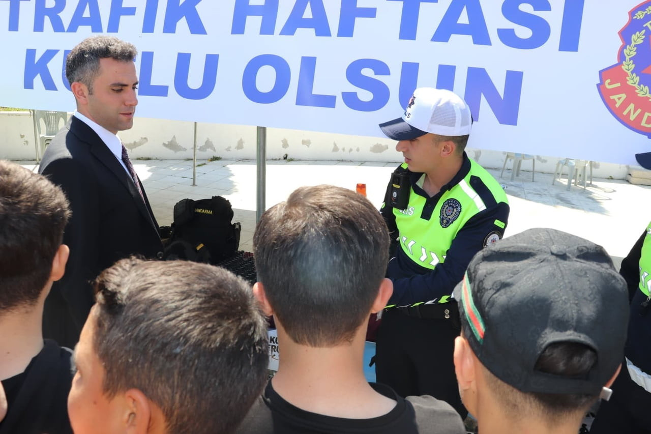 MANİSA’NIN SELENDİ İLÇESİNDE KARAYOLU TRAFİK HAFTASI KAPSAMINDA DÜZENLENEN "BİR KURAL BİR ÖMÜR"...