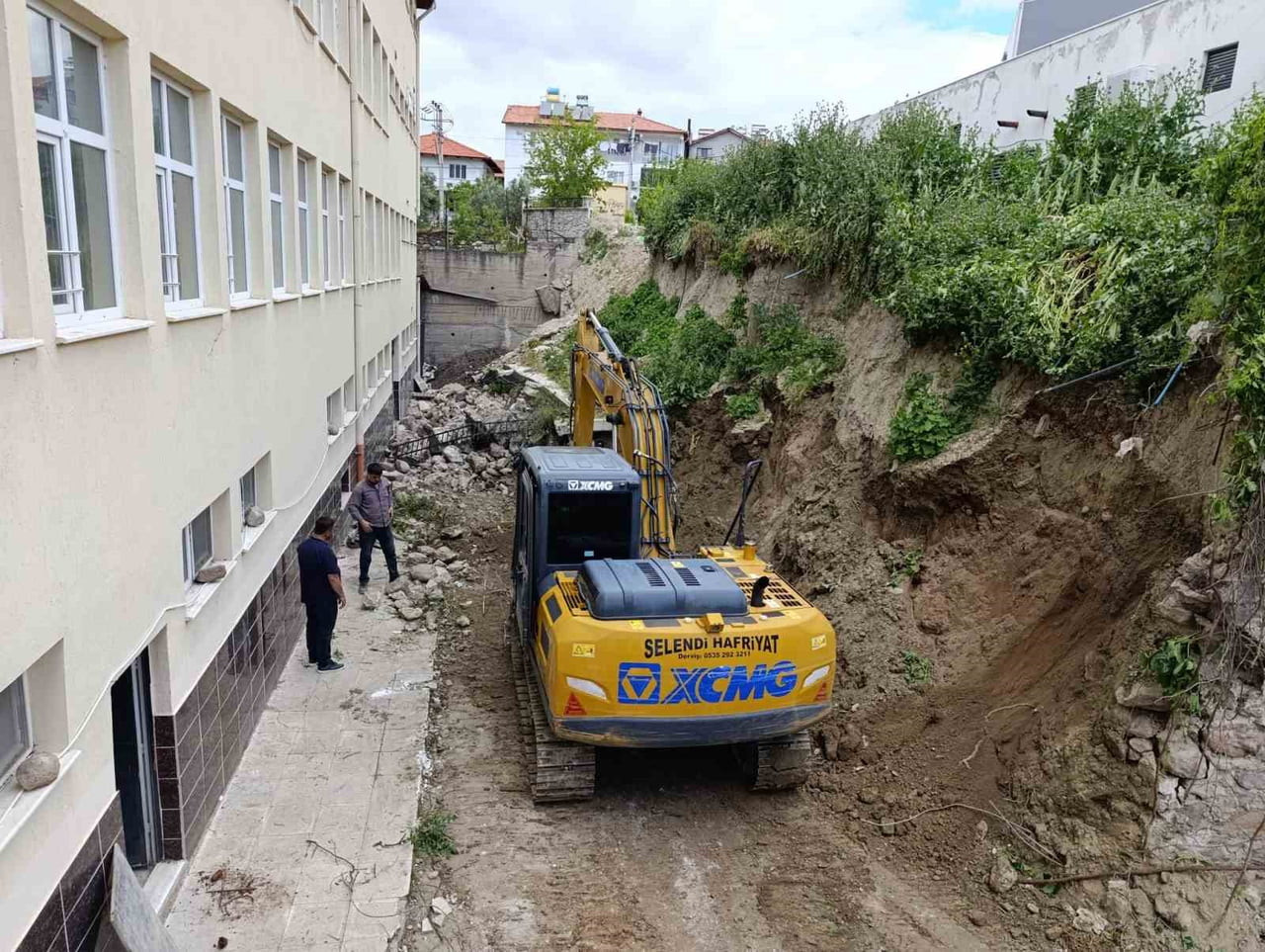 MANİSA’NIN SELENDİ İLÇESİNDE SAĞANAK YAĞIŞIN ARDINDAN ÇÖKEN OKULUN İSTİNAT DUVARININ YENİDEN...
