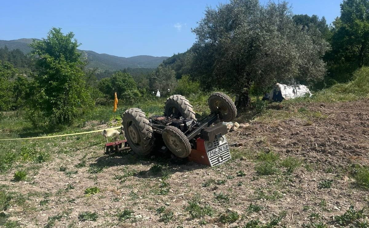 MANİSA’NIN SOMA İLÇESİNDE TARLASINI SÜRDÜĞÜ SIRADA TRAKTÖRÜN DEVRİLMESİ SONUCU ALTINDA KALAN 79...