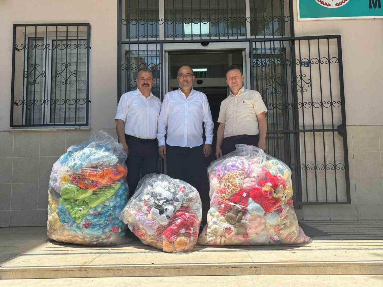 MANİSA’NIN TURGUTLU İLÇESİNDE İŞ İNSANI VE TURGUTLUSPOR ESKİ BAŞKANI BÜLENT DAŞKAN, OKULLARIN...