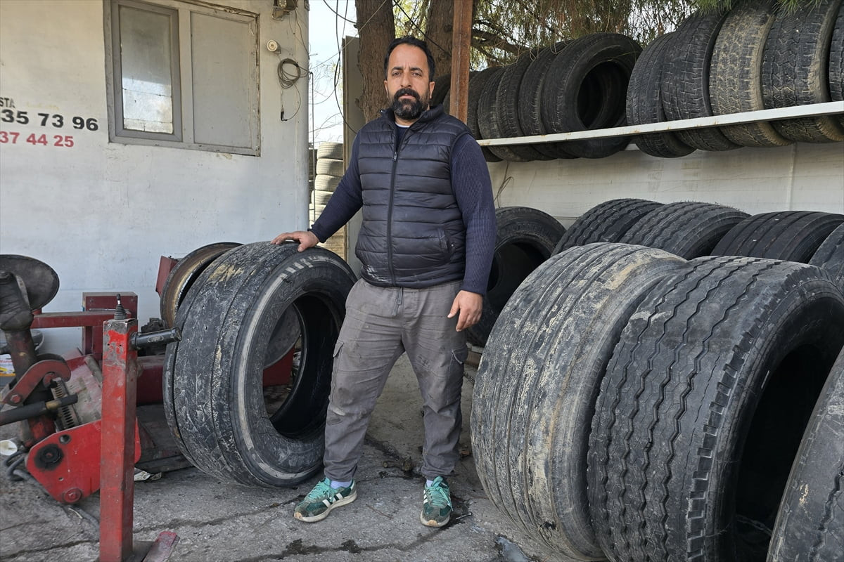 Manisa’nın Turgutlu ilçesinde oto lastik tamircisinde tamir için sökülen tır tekeri, kendi kendine...