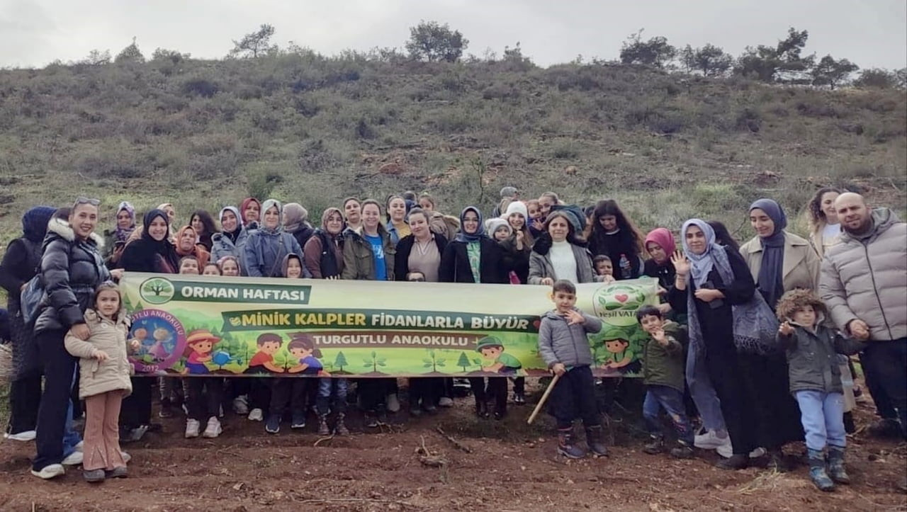 MANİSA’NIN TURGUTLU İLÇESİNE BAĞLI ÇIKRIKÇI MAHALLESİ’NDE MİNİK ELLER TARAFINDAN 250 FİDAN...