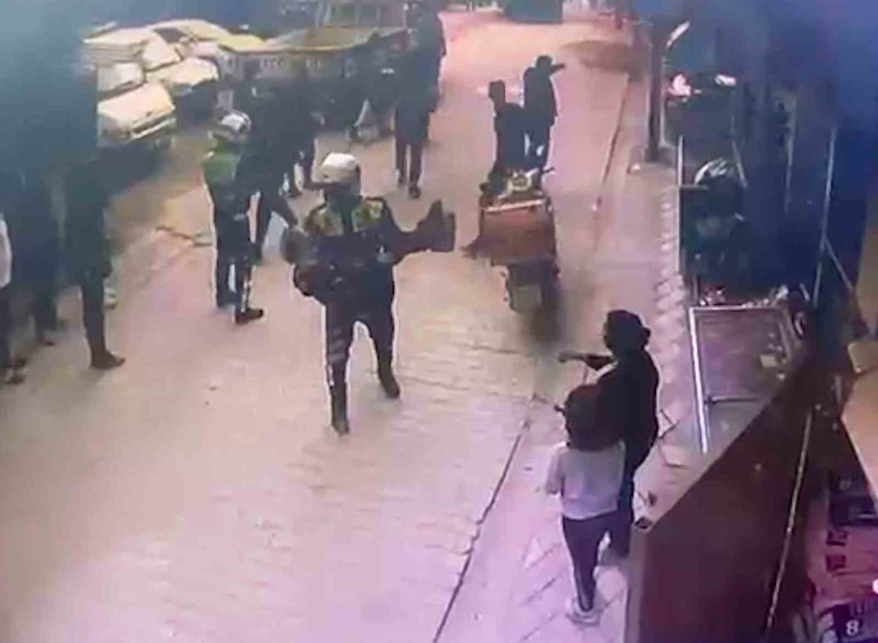 MANİSA’NIN YUNUSEMRE İLÇESİNDE BİR EVDE ÇIKAN YANGINDA MAHSUR KALAN YAŞLI KADIN MANİSA İL JANDARMA...