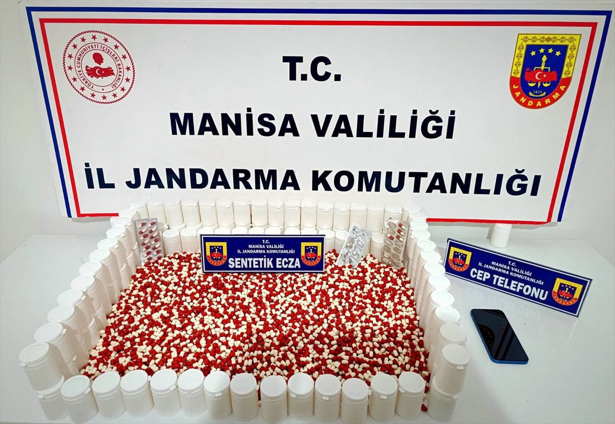 Manisa’nın Yunusemre ilçesinde, evinde 6 bin 71 sentetik ecza hap ele geçirilen şüpheli...