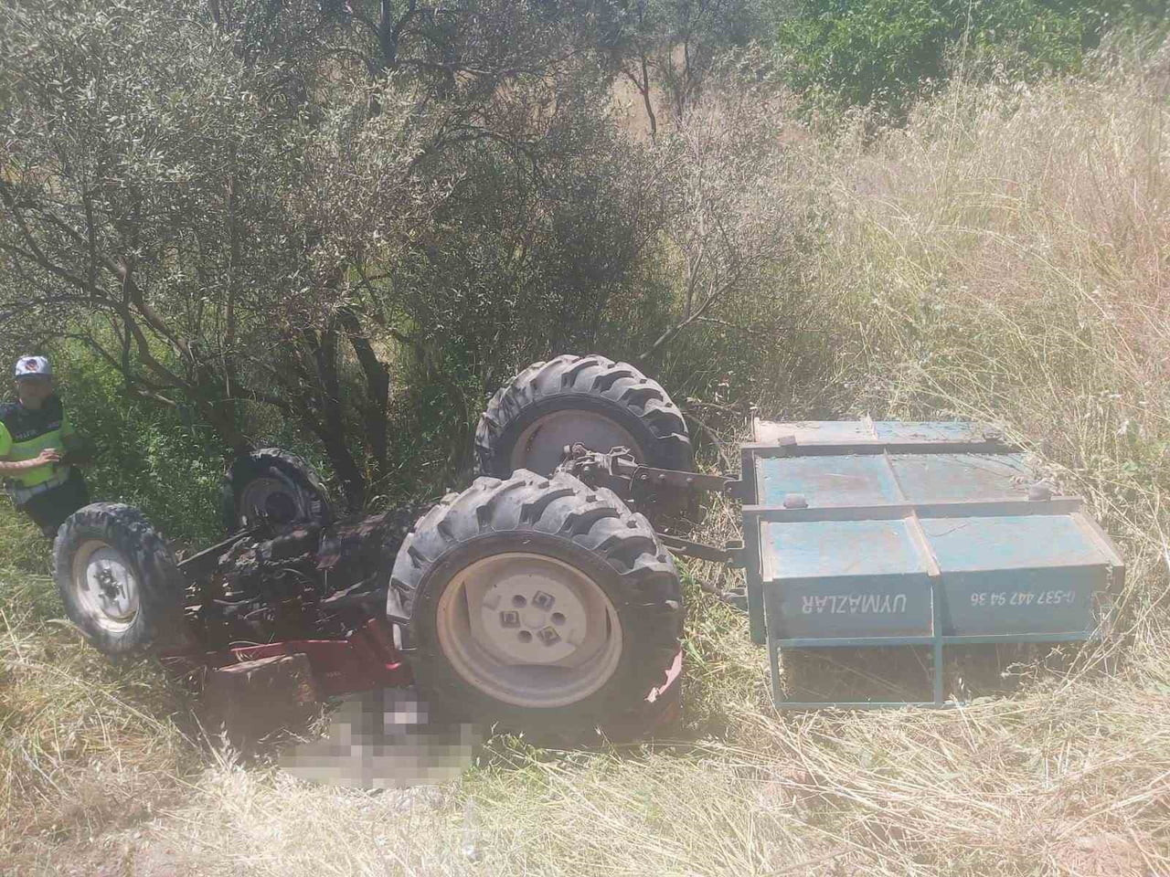 MANİSA’NIN YUNUSEMRE İLÇESİNDE KONTROLDEN ÇIKARAK ZEYTİNLİĞE DEVRİLEN TRAKTÖRÜN SÜRÜCÜSÜ HAYATINI...