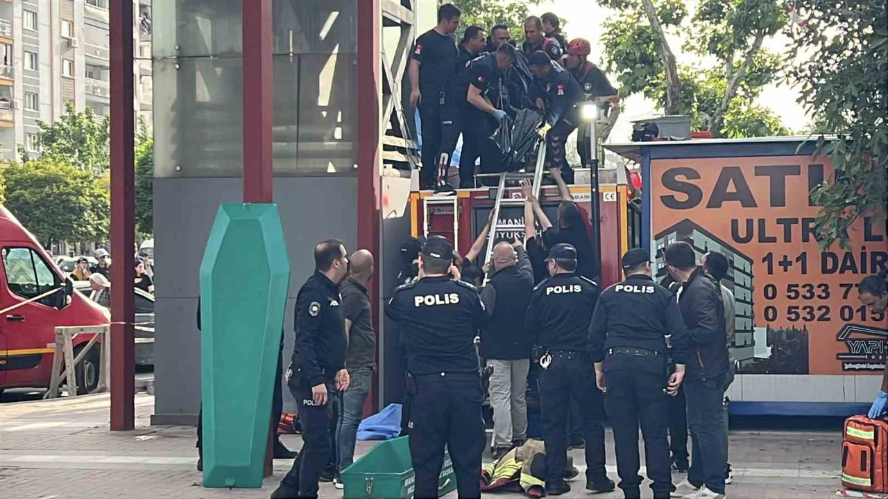 MANİSA’NIN YUNUSEMRE İLÇESİNDE YAYA ÜST GEÇİDİNİN ASANSÖRÜNDE SIKIŞAN GENÇ ADAM TÜM ÇABALARA...