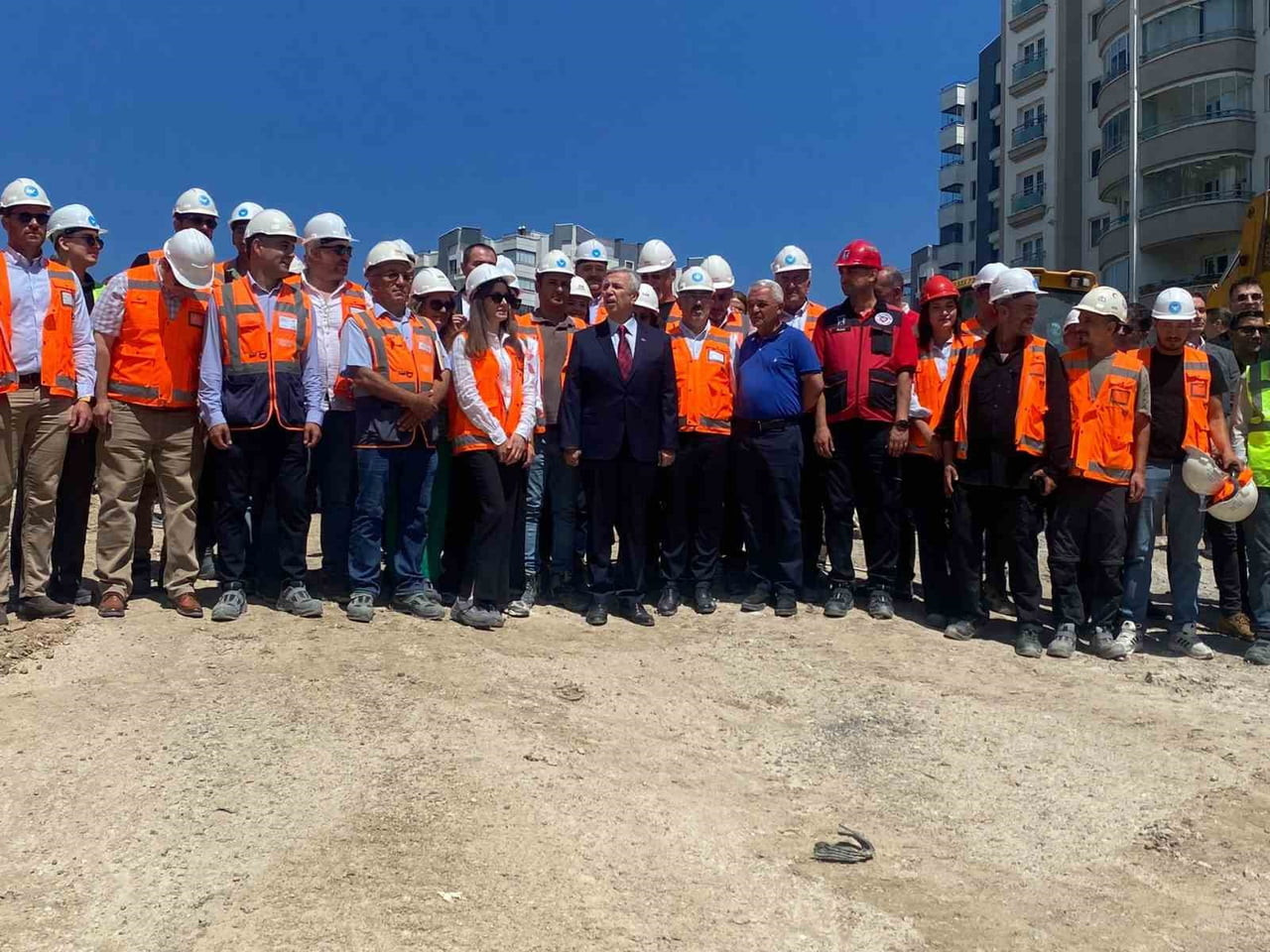 MANSUR YAVAŞ VE BERABERİNDEKİ İŞCİLER
