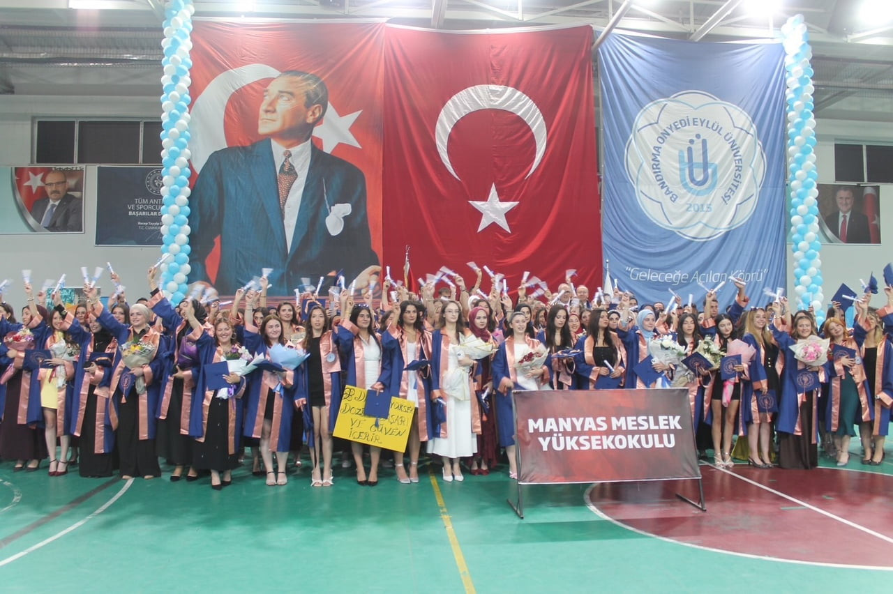 MANYAS MYO'DA MEZUNİYET COŞKUSU
