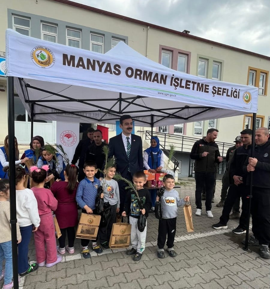 MANYAS’TA ÖĞRENCİLERE FİDAN DAĞITILDI