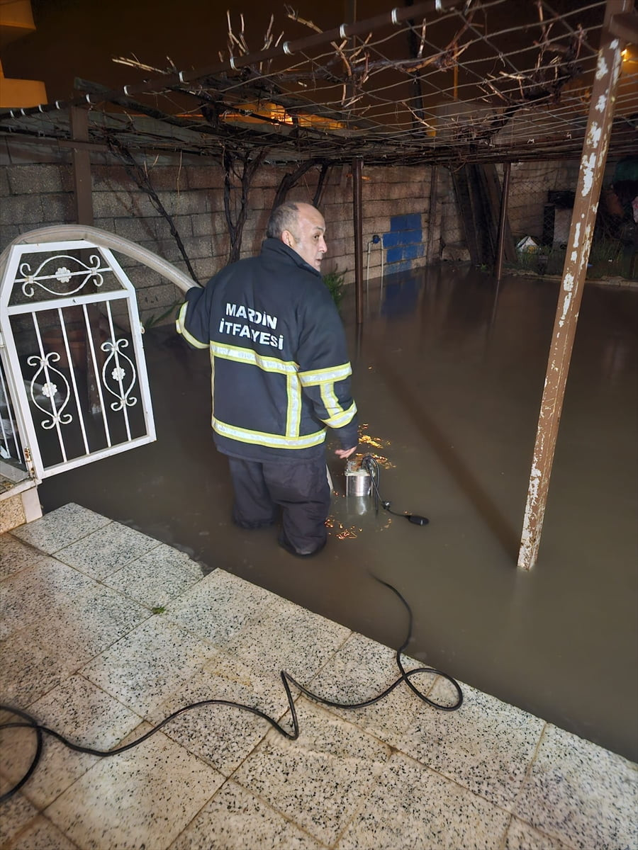Mardin kent merkezi ve bazı ilçelerde etkili olan sağanak hayatı olumsuz etkiledi.