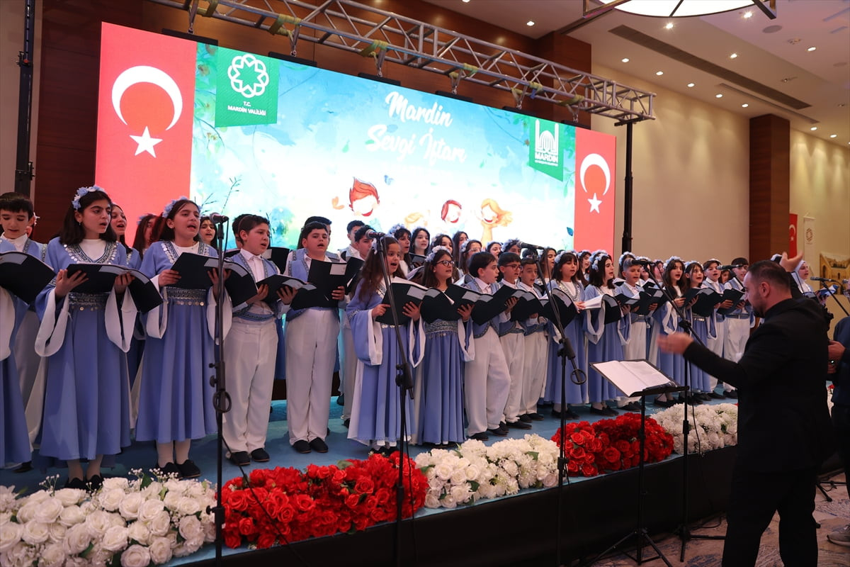 Mardin Valisi ve Büyükşehir Belediye Başkan Vekili Tuncay Akkoyun, yetim çocuklar ve aileleriyle...