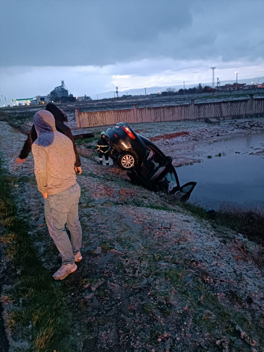 Mardin'de 3 aracın karıştığı zincirleme kazada 1'i ağır 9 kişi yaralandı.