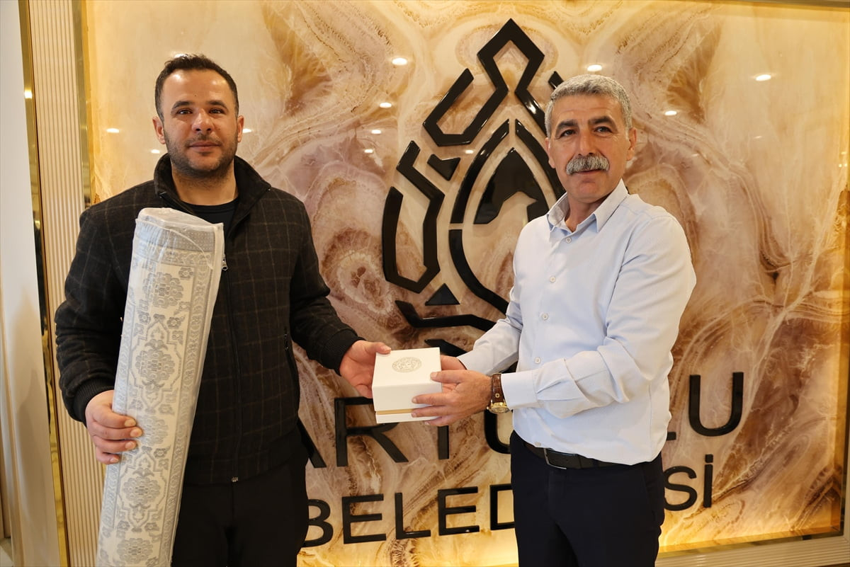 Mardin'de Artuklu Belediyesi, duyarlılık ve sorumluluk bilinciyle görev yapan temizlik personelini...