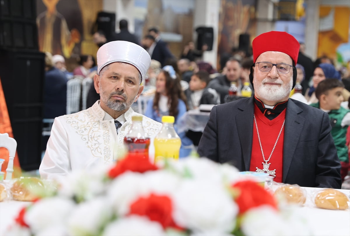 Mardin'de farklı inanç gruplarının temsilcileri, düzenlenen "Kardeşlik İftarı" programında bir...