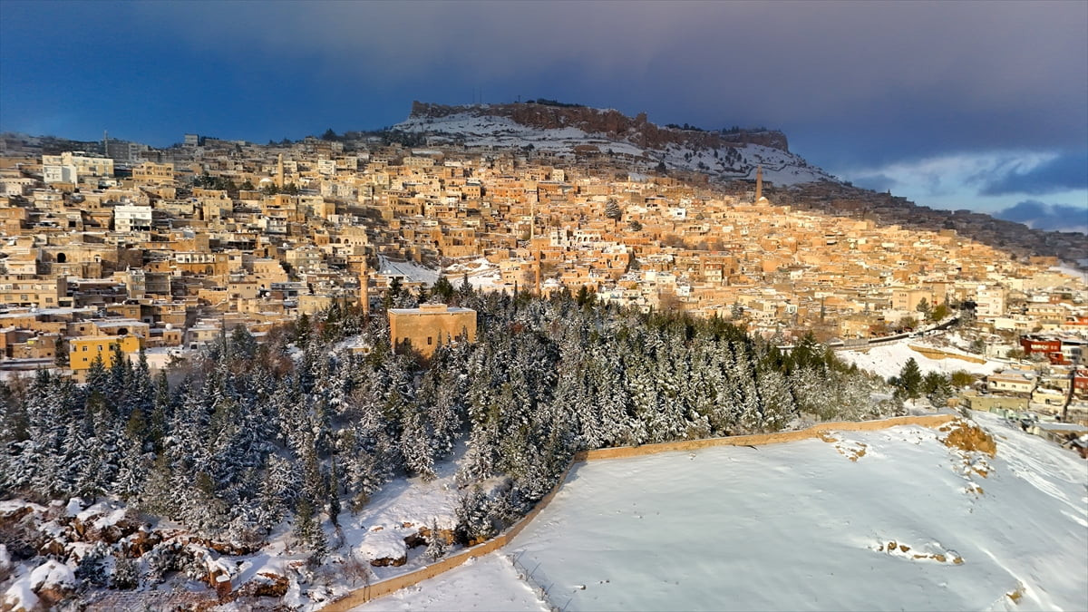 Mardin'de kar yağışıyla beyaza bürünen tarihi ve kültürel yapılar dronla görüntülendi. 