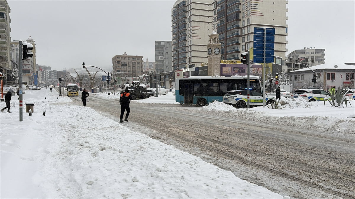 Mardin'de kent merkezinde sabah saatlerinden itibaren etkili olmaya başlayan kar yağışı nedeniyle...