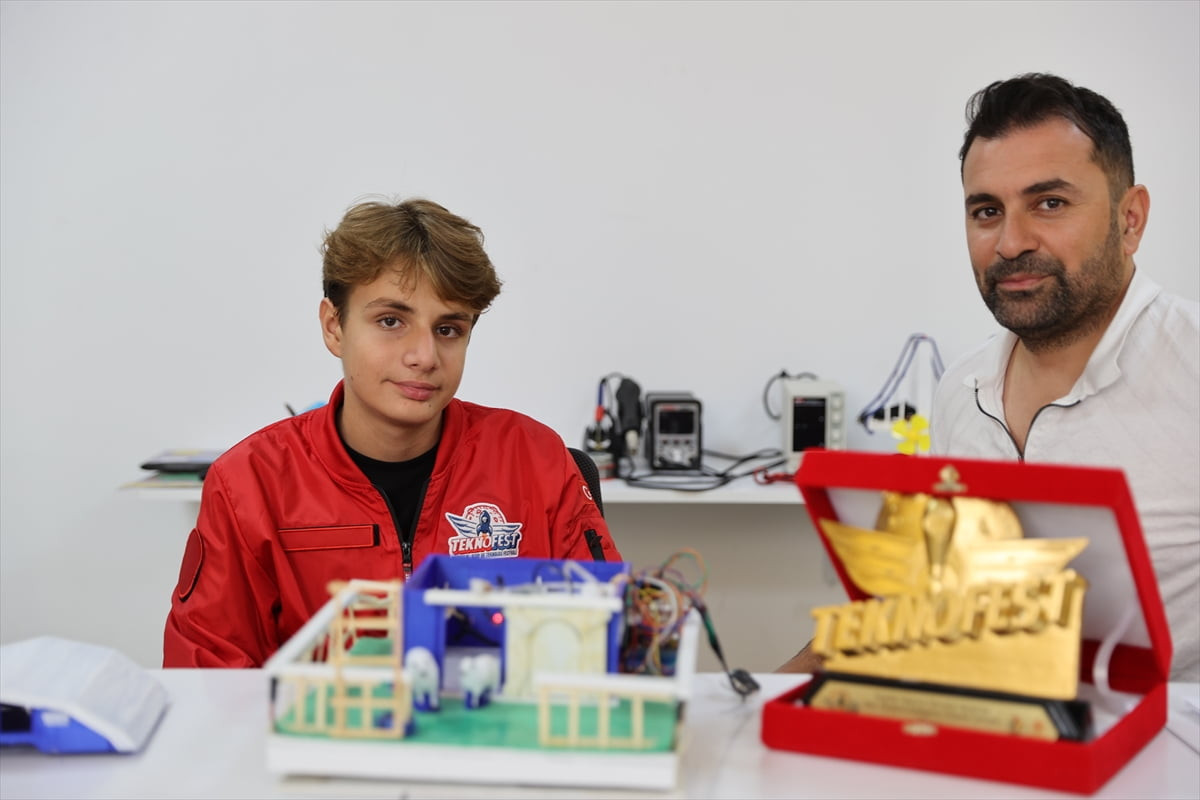 Mardin'de Prof. Dr. Aziz Sancar Bilim ve Sanat Merkezi'nde ortaokul öğrencisi Eren Özdemir...