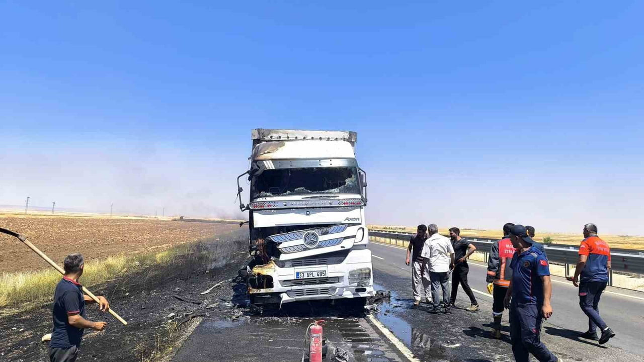MARDİN'DE SEYİR HALİNDEKİ TIRDA ÇIKAN YANGIN SÖNDÜRÜLDÜ