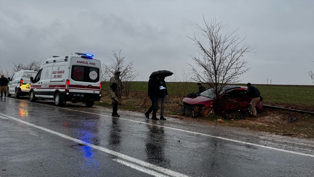 Mardin'de tır ile otomobilin çarpışması sonucu 2 kişi öldü, 2'si ağır 3 kişi yaralandı. Yaralılar...