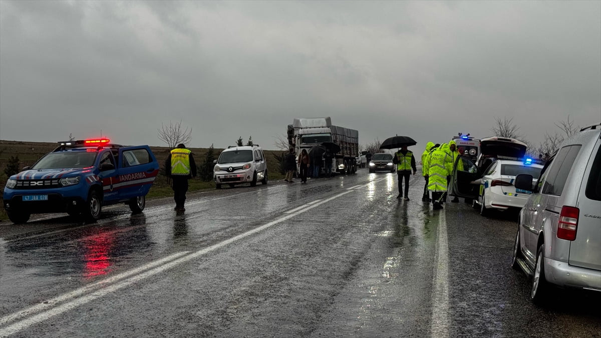 Mardin'de tır ve otomobilin çarpışması sonucu 1 kişi öldü, 3'ü ağır 4 kişi yaralandı.