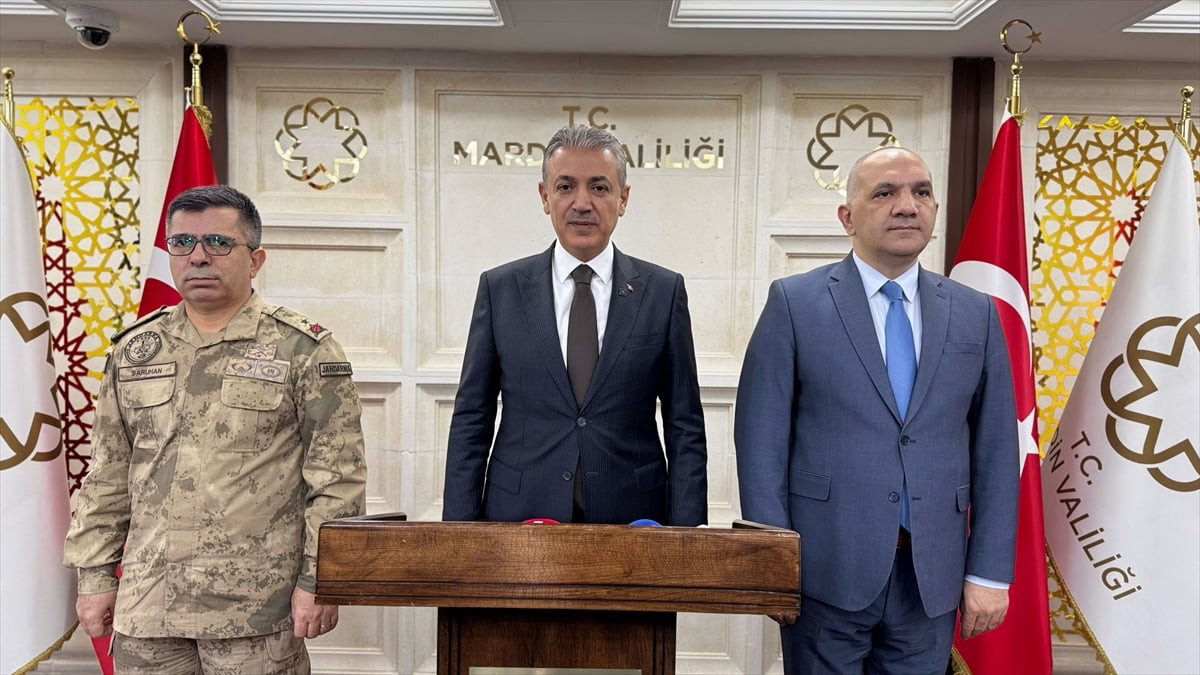 Mardin'de Vali Tuncay Akkoyun (ortada) başkanlığında İl Emniyet Müdürü Recep Tecimer (sağda) ve İl...