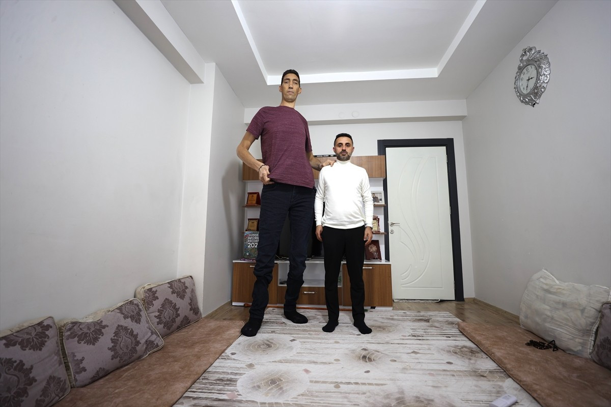 Mardin'de yaşayan, 2 metre 51 santimetre boyuyla "dünyanın en uzun boylu adamı" olan Sultan Kösen...