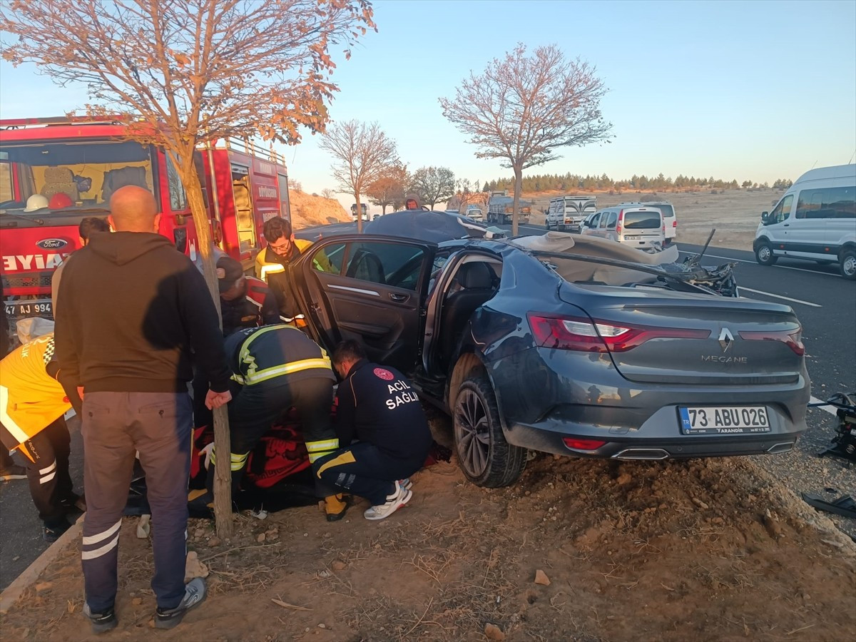Mardin'in Artuklu ilçesinde otomobil ile tırın çarpışması sonucu 1 kişi öldü, 2 kişi...