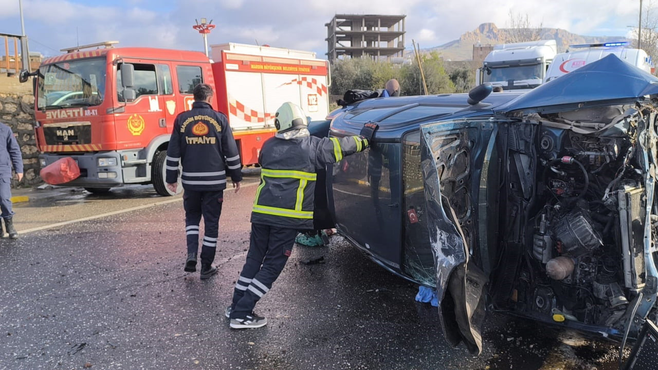 MARDİN'İN ARTUKLU İLÇESİNDE REFÜJE ÇARPAN OTOMOBİLİN SÜRÜCÜSÜ YARALANDI.