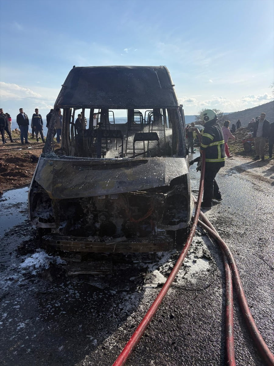 Mardin'in Dargeçit ilçesinde seyir halindeki minibüs yandı. İtfaiye ekiplerince söndürülen araç...