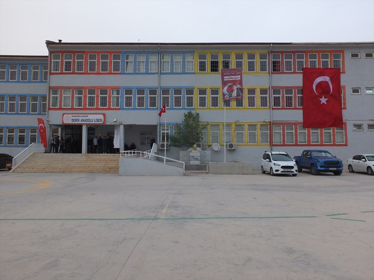 Mardin'in Derik ilçesinde bir okulda açılan kütüphanede şehit Kaymakam Muhammet Fatih Safitürk'ün...