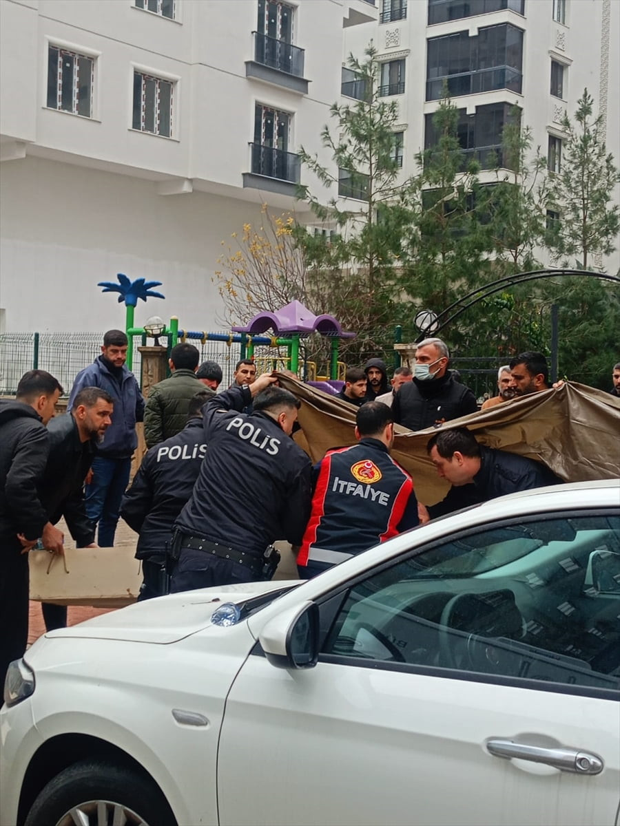 Mardin'in Kızıltepe ilçesinde balkondan düşen kadın hayatını kaybetti. İhbar üzerine olay yerine...