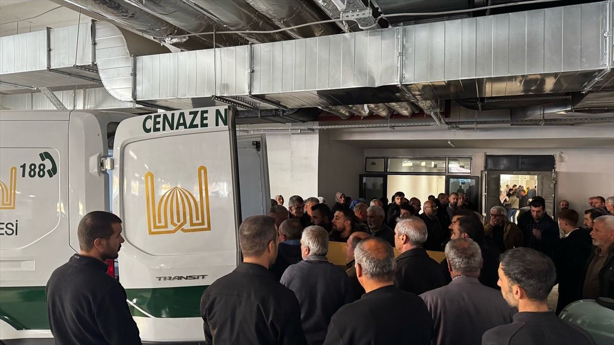 Mardin'in Kızıltepe ilçesinde bir çift ve 5 yaşındaki çocukları, evde silahla vurulmuş halde ölü...