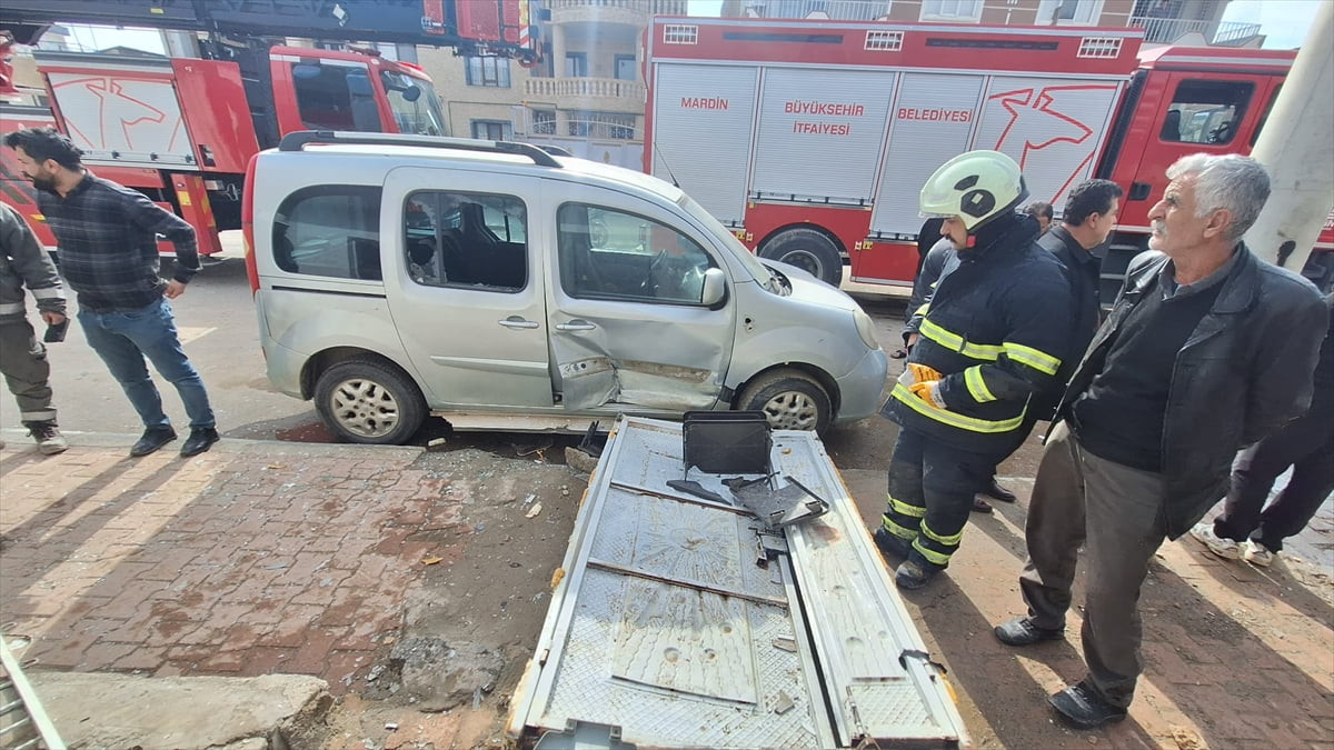 Mardin'in Kızıltepe ilçesinde bir evde piknik tüpünün patlaması sonucu yaralanan 3 kişi hastaneye...