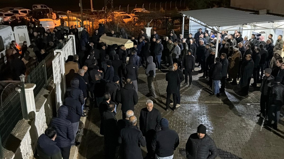 Mardin'in Kızıltepe ilçesinde evde çıkan yangında karı koca hayatını kaybetti, 2 kişi yaralandı....