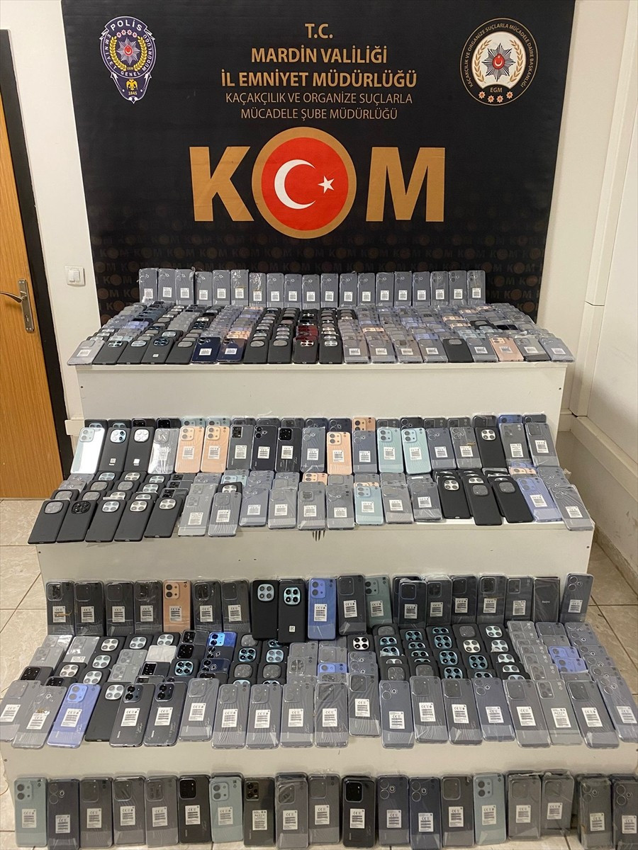 Mardin'in Kızıltepe ilçesinde gümrük kaçağı 602 cep telefonunun ele geçirildiği operasyonda...