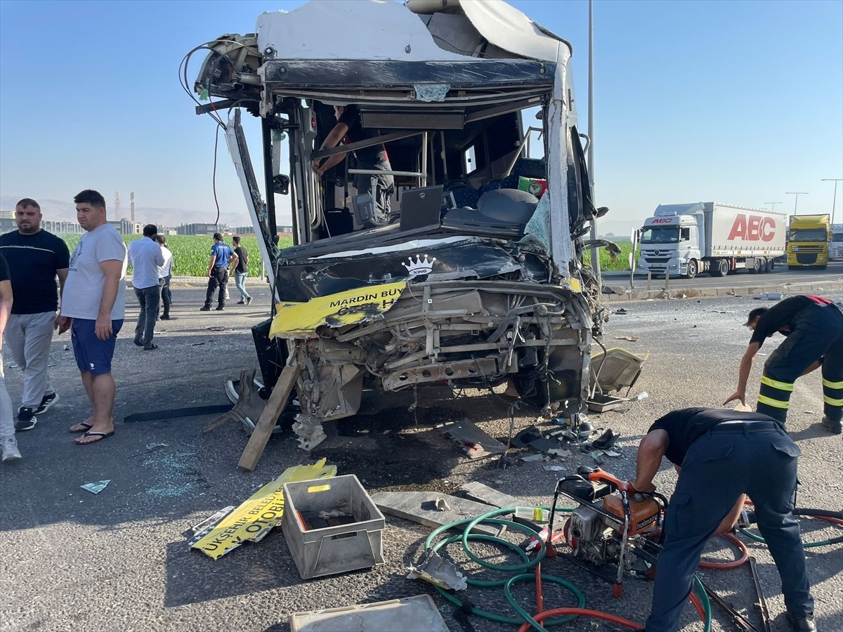 Mardin'in Kızıltepe ilçesinde halk otobüsü ile tırın çarpışması sonucu 10 kişi...