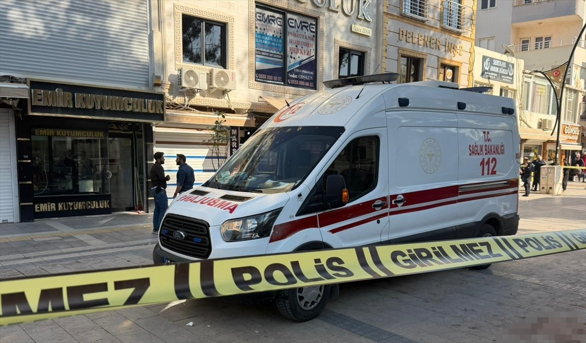 Mardin'in Kızıltepe ilçesinde iki grup arasında çıkan sopalı kavgada 1'i ağır 3 kişi yaralandı....