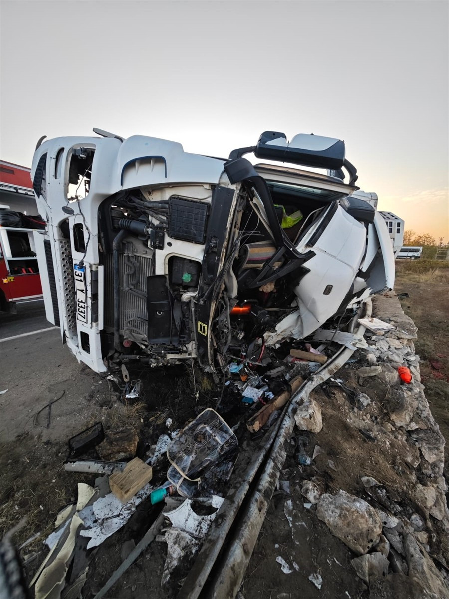 Mardin'in Kızıltepe ilçesinde meydana gelen trafik kazalarında 1 kişi hayatını kaybetti, 2 kişi...