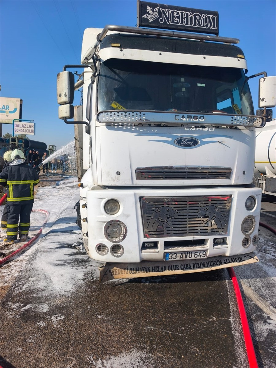 Mardin'in Kızıltepe ilçesinde meydana gelen trafik kazasında, alev alan bir tırda çıkan yangın...