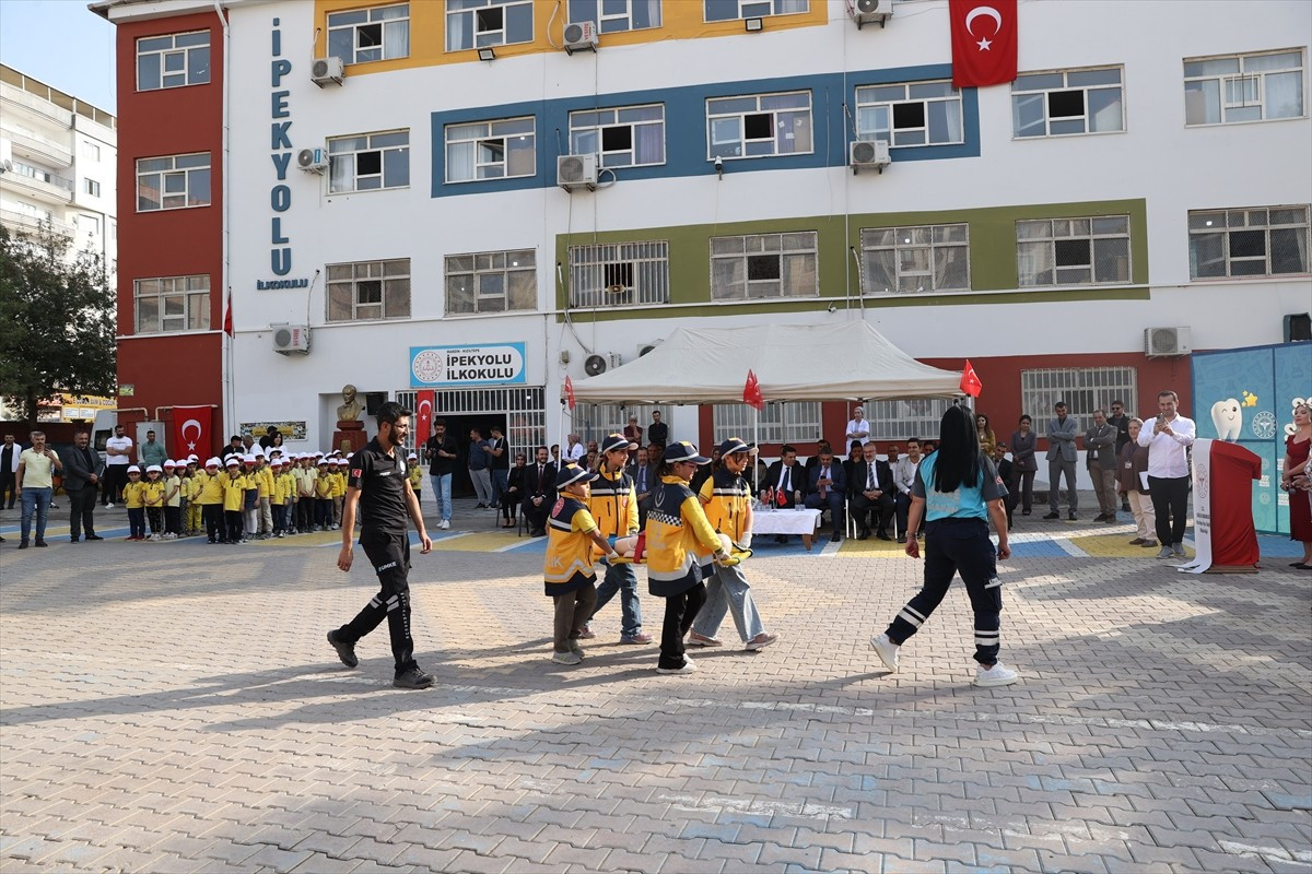 Mardin'in Kızıltepe ilçesinde "Sağlıklı Çocuk Sağlıklı Gelecek" programı kapsamında öğrencilere...