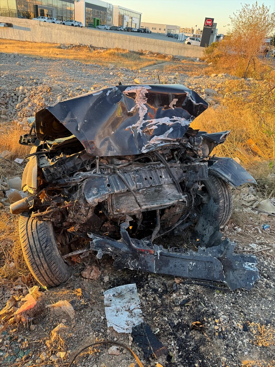 Mardin'in Kızıltepe ilçesinde şarampole devrilen otomobildeki 3 kişi yaralandı.