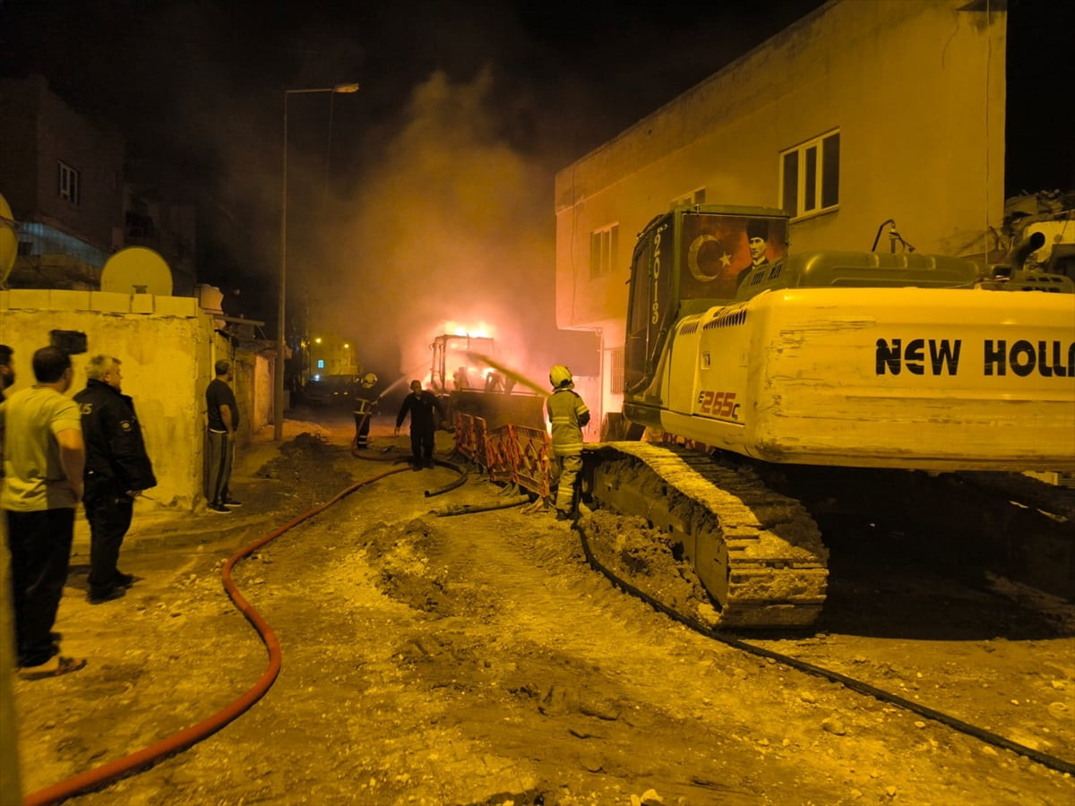 Mardin'in Kızıltepe ilçesinde yangın çıkan park halindeki 2 iş makinesinde hasar oluştu.