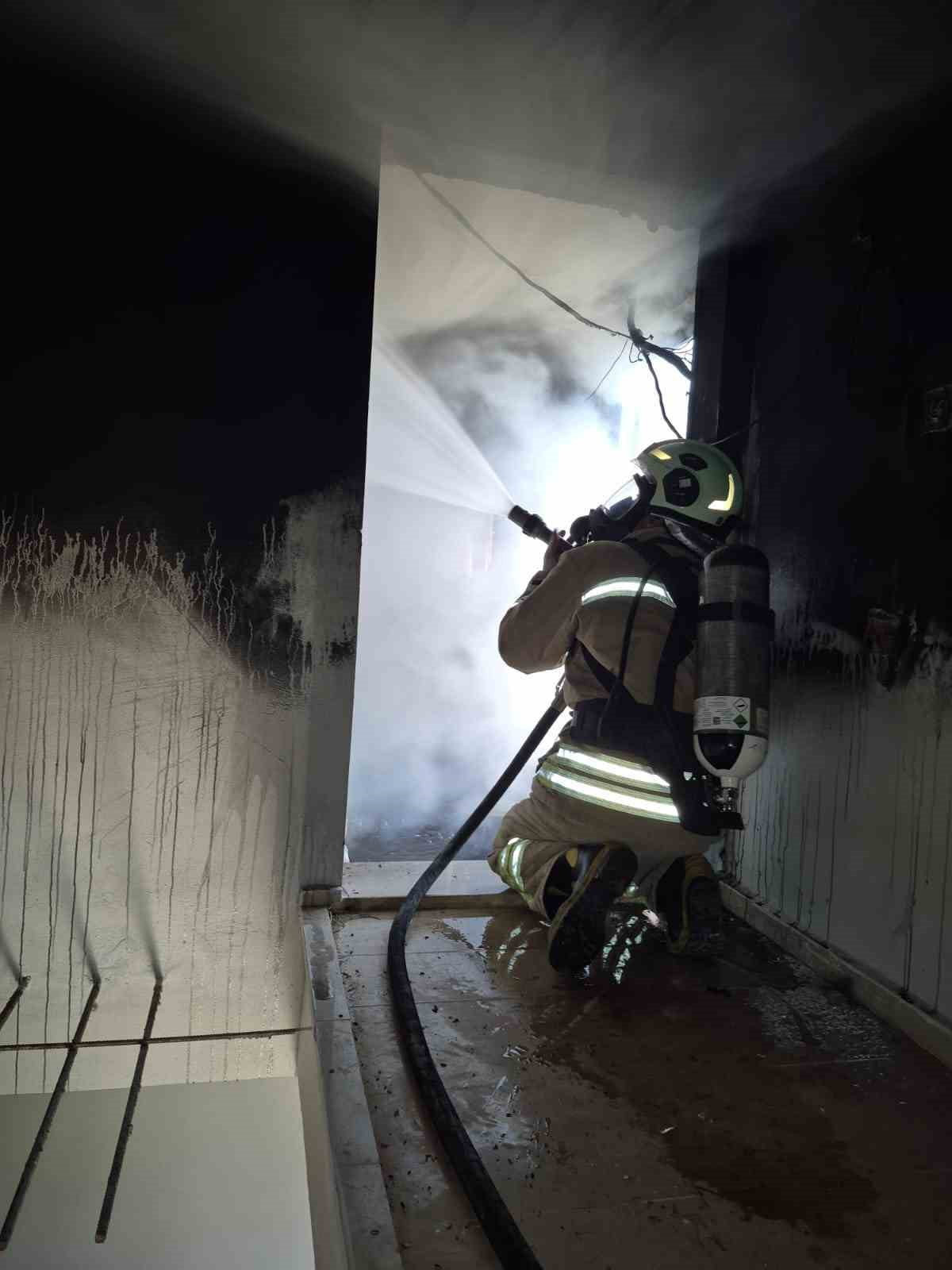 MARDİN'İN KIZILTEPE İLÇESİNDEMÜSTAKİL BİR EVİN DAMINDAKİ KULÜBEDE ÇIKAN YANGIN...