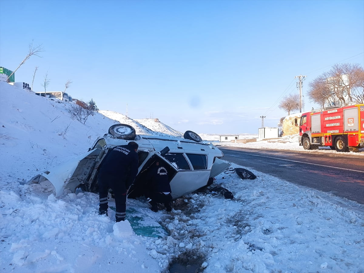 Mardin'in Mazıdağı ilçesinde devrilen otomobildeki 4 kişi yaralandı. Kaza yerine itfaiye ekipleri...