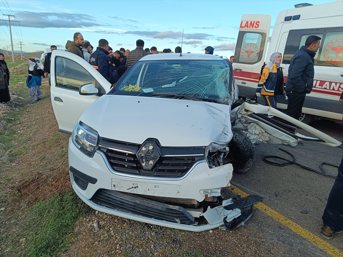 Mardin'in Mazıdağı ilçesinde hafif ticari araç ile otomobilin çarpışması sonucu 2'si çocuk 6 kişi...